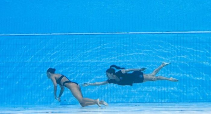 Anita siendo rescatada por su entrenadora.