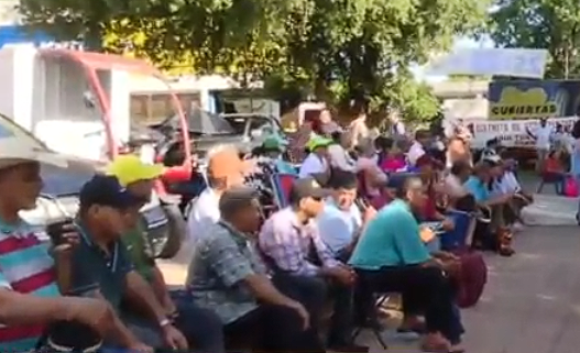 Manifestación cierra media calzada sobre avenida Mariscal López