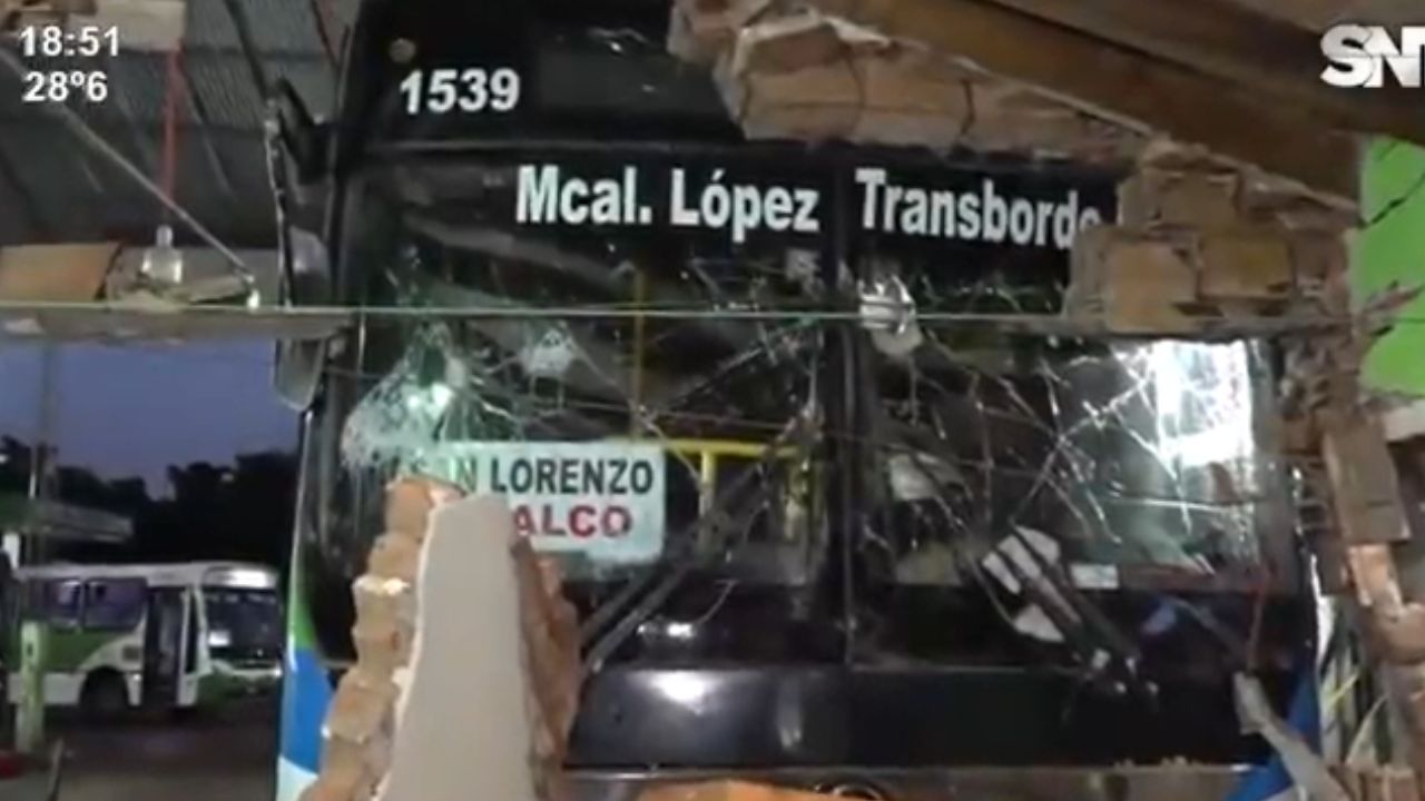 Bus chocó y tumbó parte de una casa