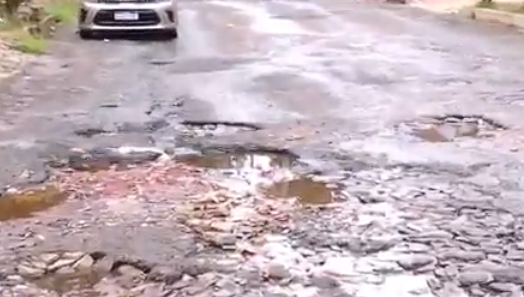 Denuncian peligrosos baches en calle de Lambaré que afectan a conductores y peatones