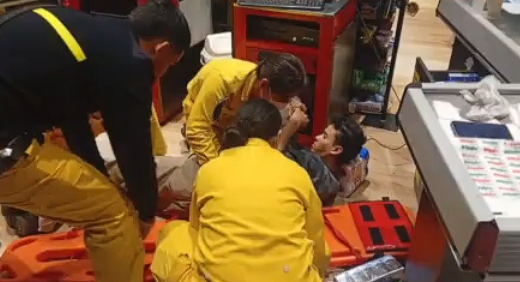 Asaltos a tiendas de conveniencia dejan un herido