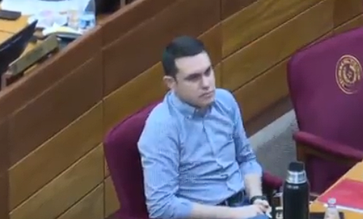 Hernán Rivas solicita permiso en el Senado