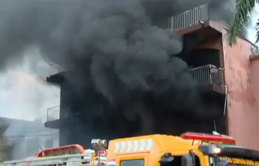 Incendio en depósito de plásticos en zona del Abasto