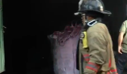 Incendio consumió depósito de plásticos en zona del Abasto
