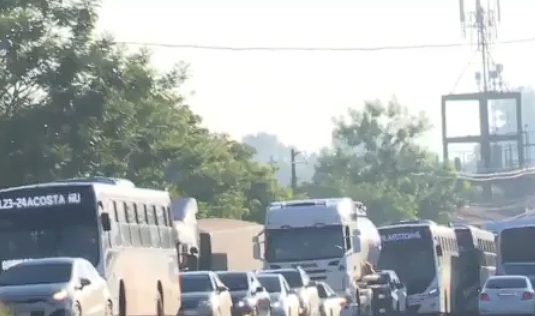 Larga fila de camiones genera caos sobre la ruta PY03 en Limpio