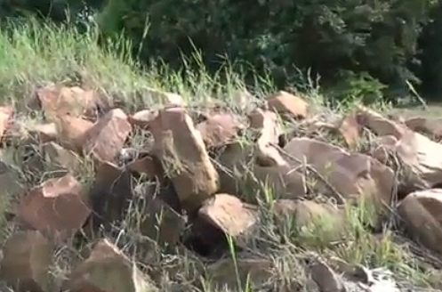 Ypané: piedras para empedrado llevan 15 años al costado de la calle