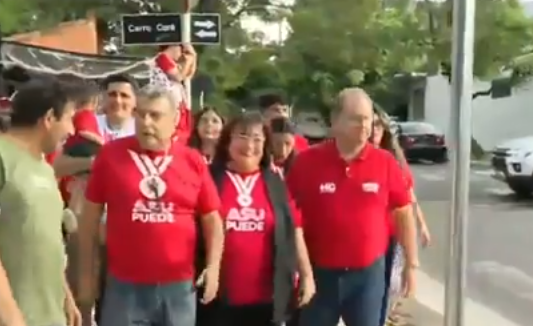 Camilo Pérez realizó caminata en el barrio Mburicaó