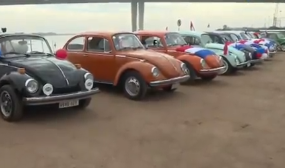 Exposición de autos antiguos reunió a familias en la Costanera de Asunción