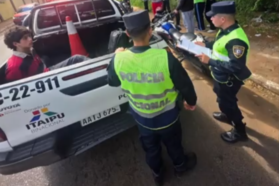 Dos jóvenes fueron detenidos con drogas frente a un colegio en Fernando de la Mora