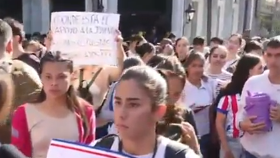 Padres y alumnos protestan por suspensión de admisiones en Colegio de Policía