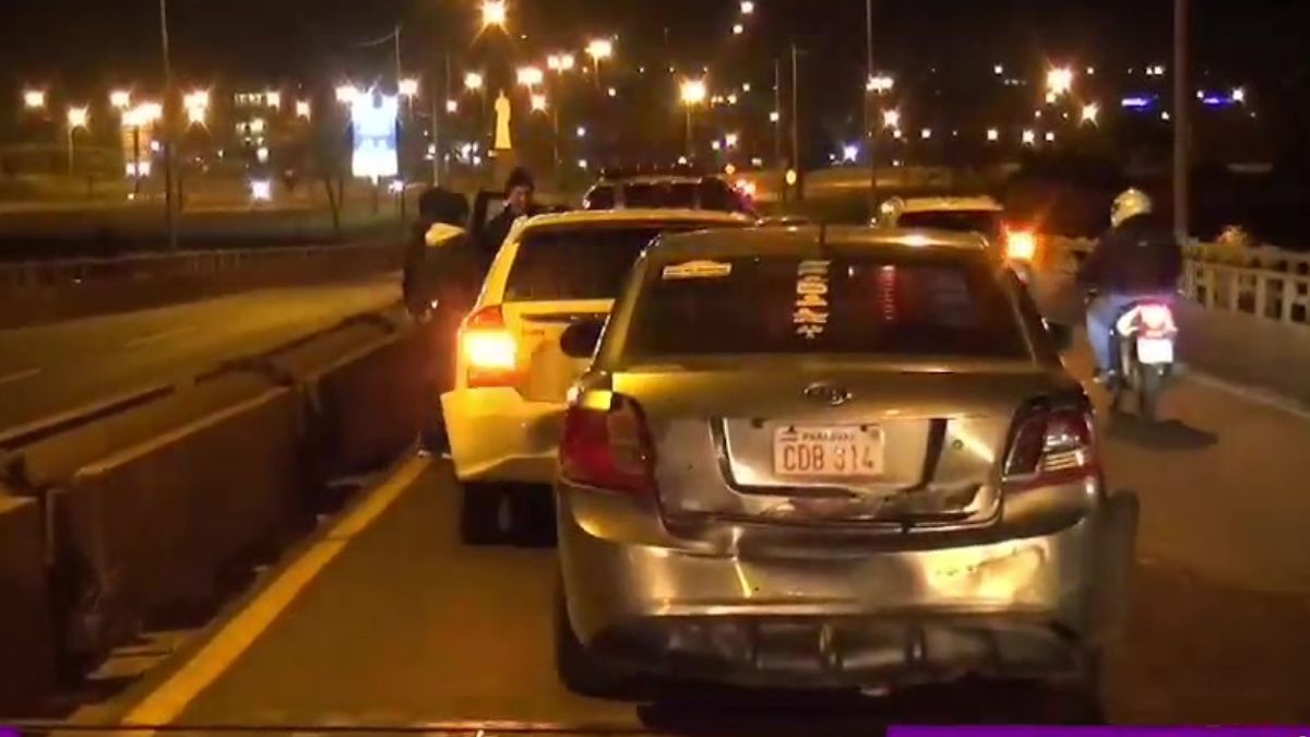 Cinco vehículos involucrados en aparatoso accidente