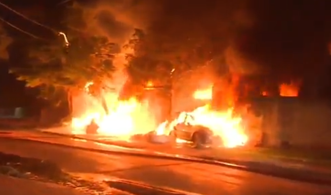Incendio de gran magnitud destruye depósito de reciclados en Ñemby