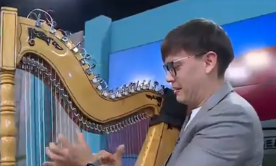 Arpista Adrián Toledo interpretó en vivo “Tren Lec