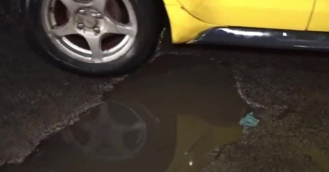 Agua, baches y peligro en el tránsito