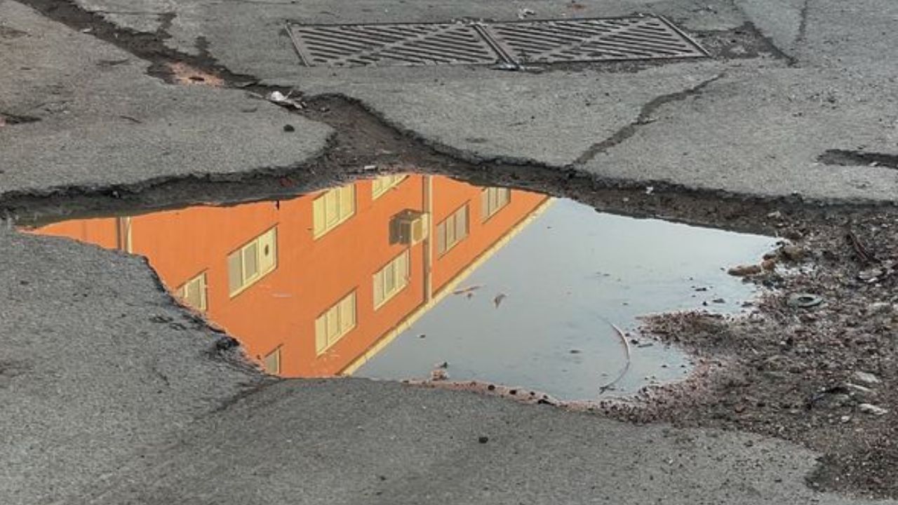 Entre baches y tránsito caótico